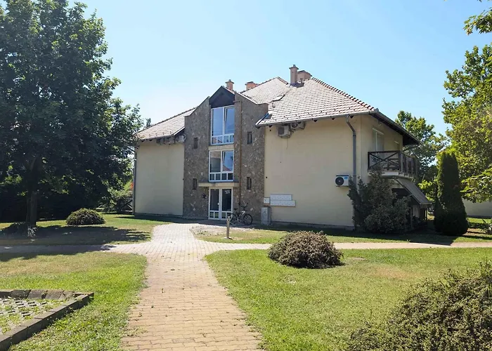 Appartement In Balatonoeszoed 53188
